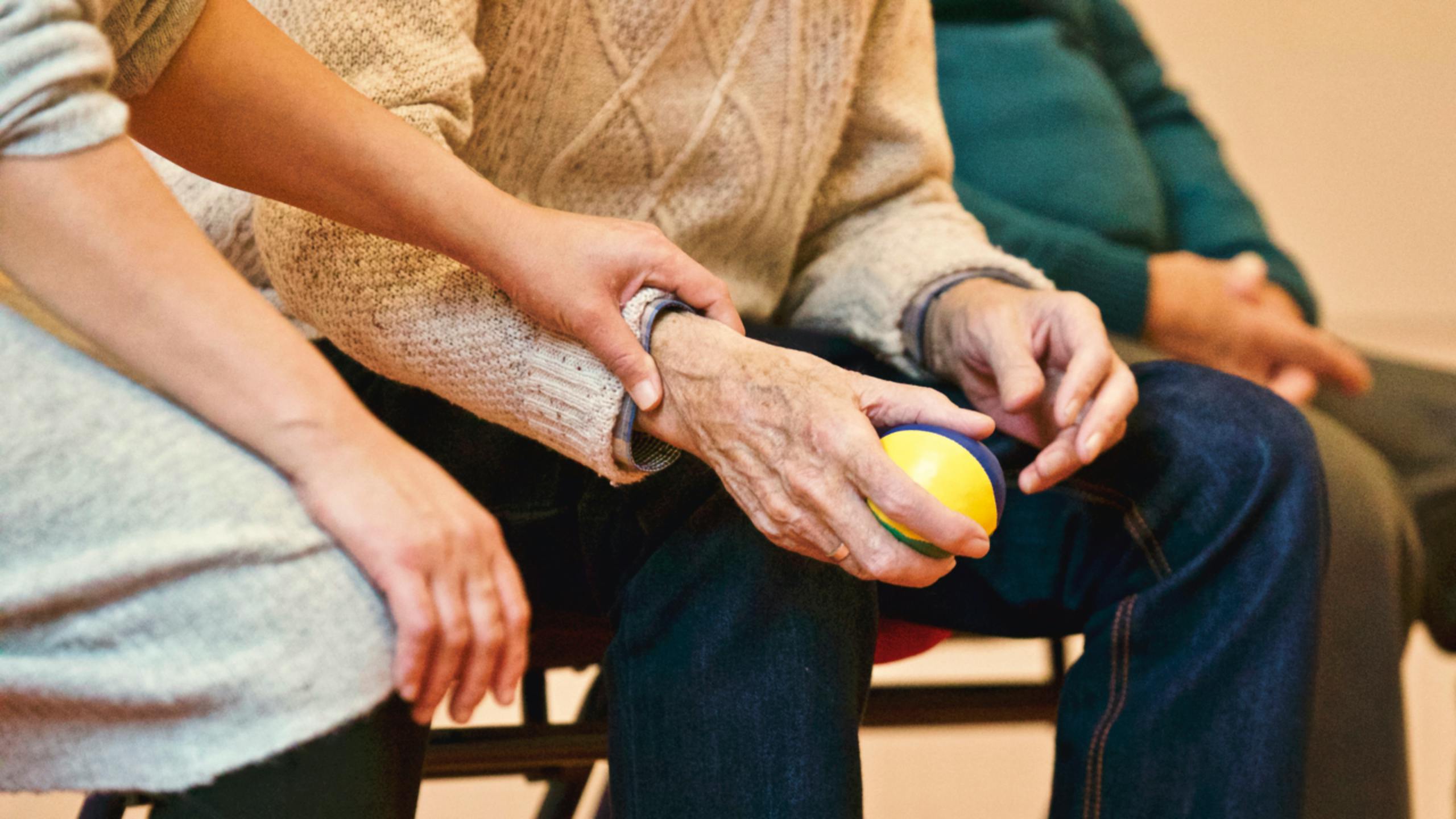 Ostéopathe seniors à Alata près d’Ajaccio – mobilité, douleurs articulaires et qualité de vie